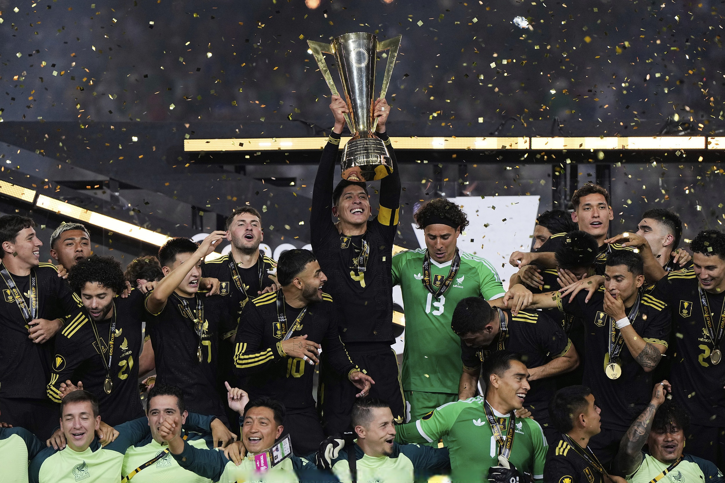 爱游戏全站-关于国际比赛日突围战来临，西汉姆围绕亚冠复出首秀，震撼外界，临场指挥获称赞的信息